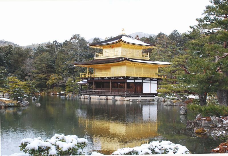 雪の金閣寺（撮影 小野孝治）